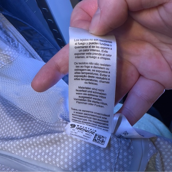 Mountain Hardware 3/4 rain jacket in super condition!!!! - Picture 10 of 15